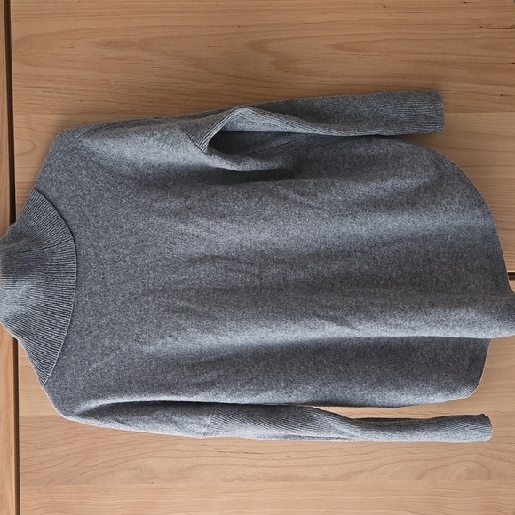 Saks Fifth Avenue Gray 100% Cashmere Ribbed Knit Sweater, Size Small - Picture 6 of 6